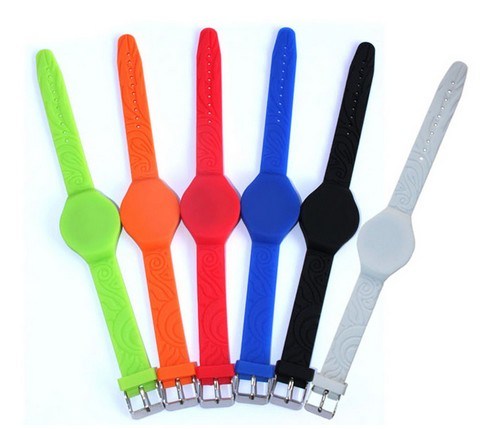 [BSC21585] Bracelet réglable en silicone MIFARE 13,56 Mhz. Couleur assortie